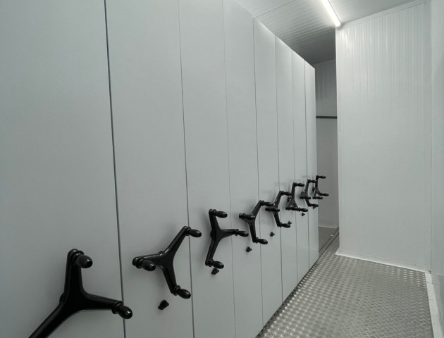 Складские стеллажи передвижные в холодильнике