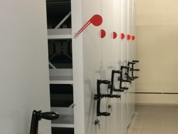 Флажки на мобильных стеллажах